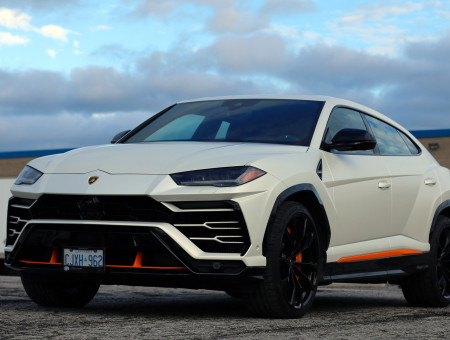 Lamborghini Urus Satin Pearl White